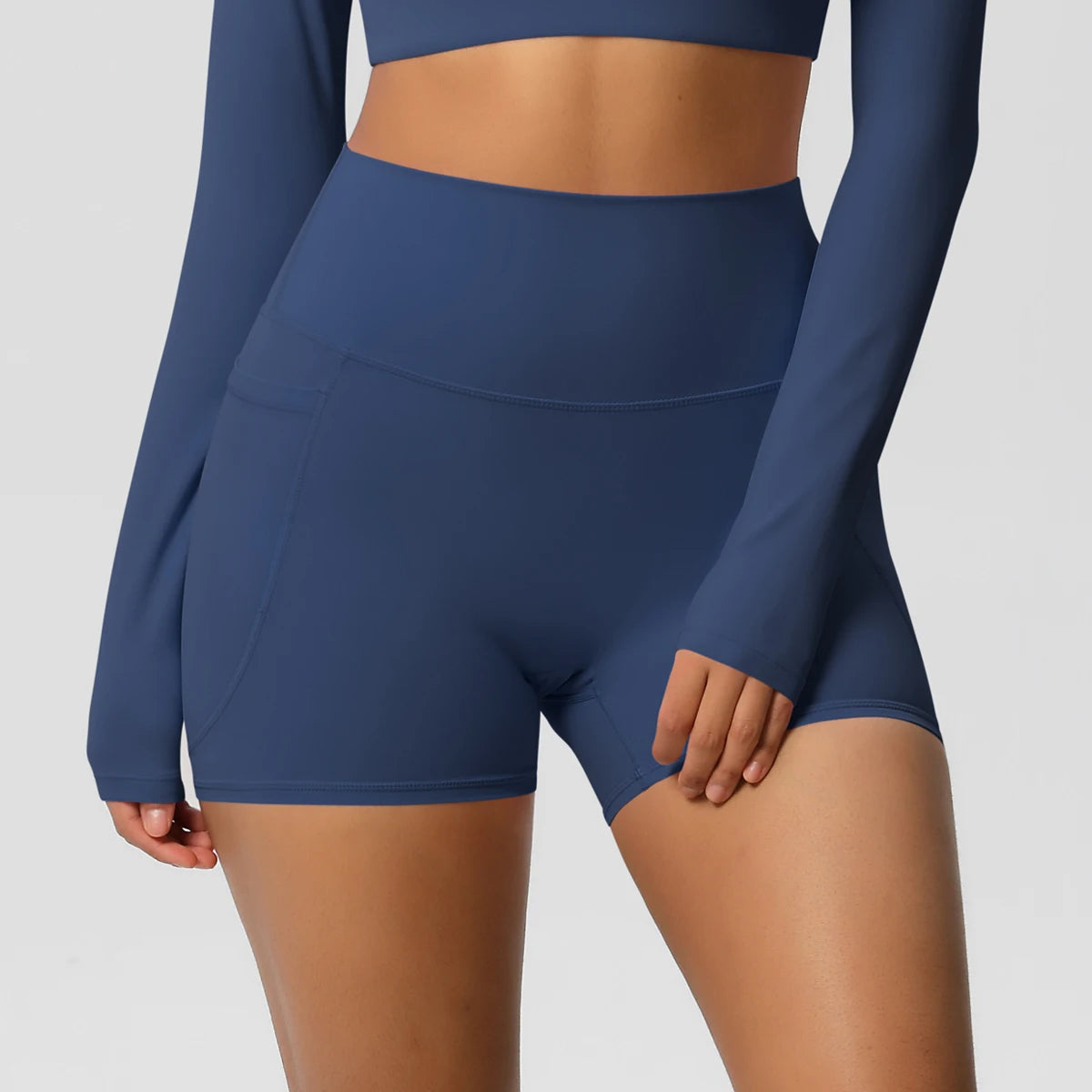 Vue de profil du short sport femme taille haute bleu, tissu extensible et maintien optimal pour l’entraînement.
