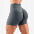 Short sport femme taille haute gris graphite, vue dos, coupe gainante et maintien confortable pour fitness et yoga.