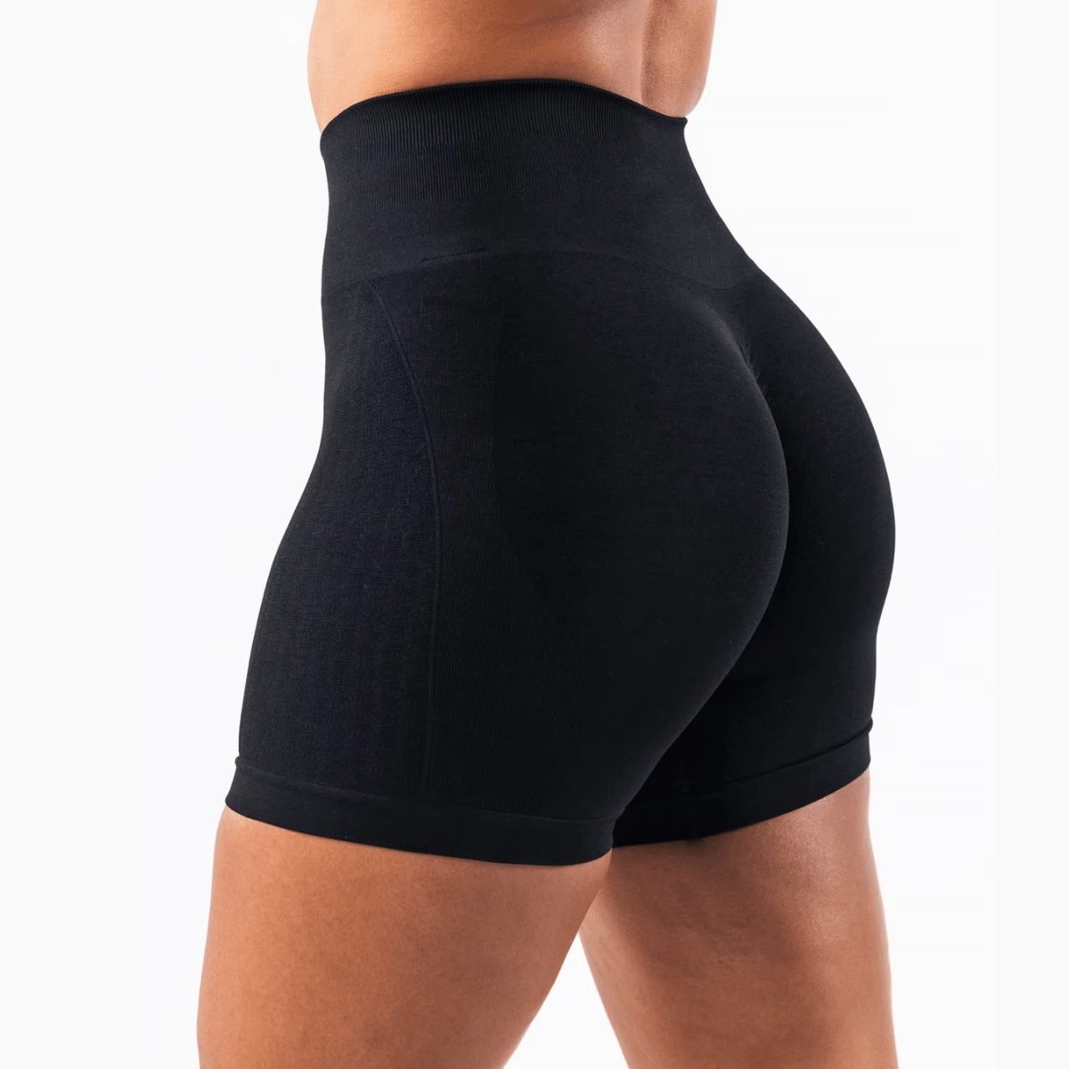 Short sport femme taille haute noir, vue dos, coupe gainante et maintien optimal pour fitness et yoga.
