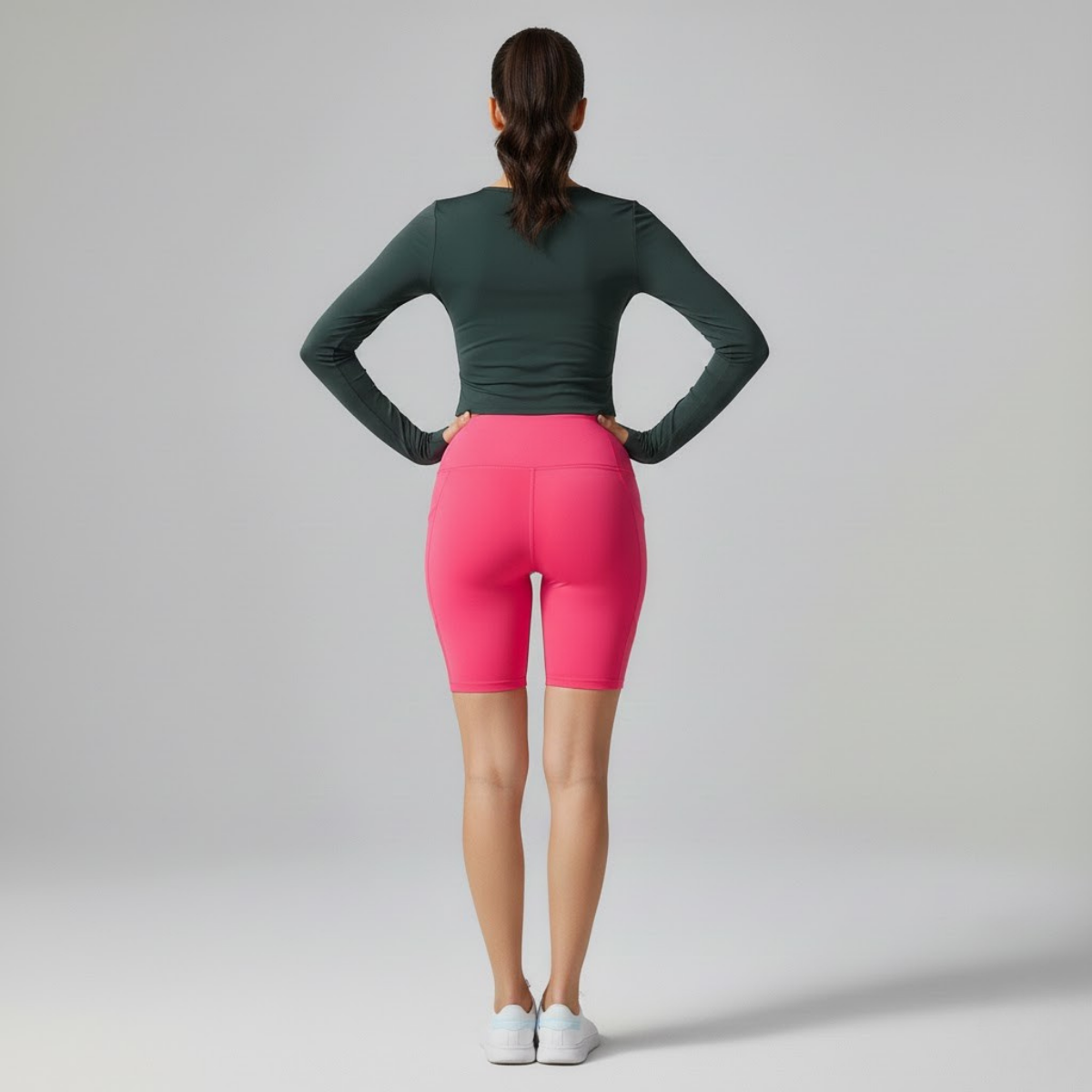 Vue dos short de sport femme taille haute rose porté, coupe gainante pour fitness et yoga
