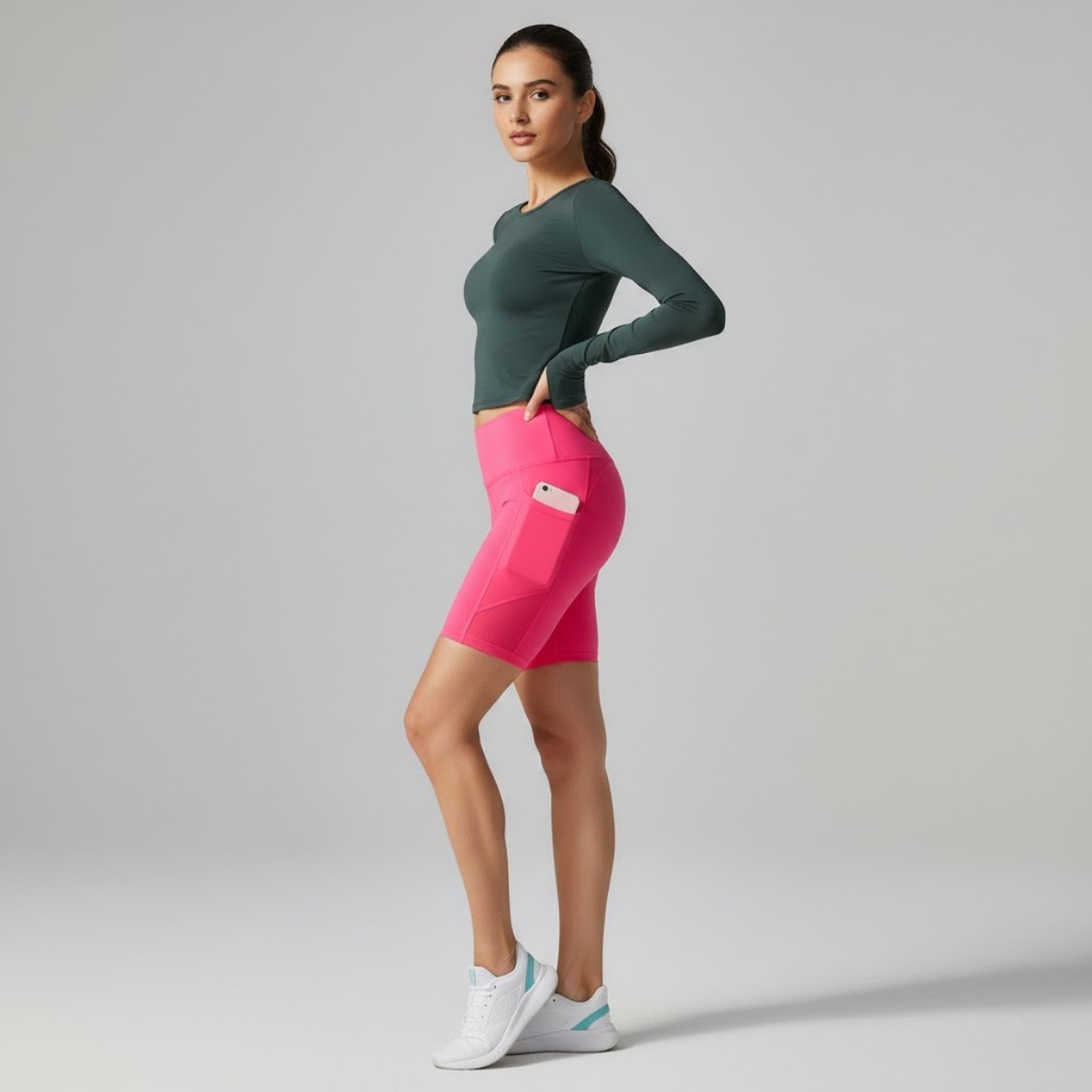Profil short de sport femme taille haute rose porté, liberté de mouvement et maintien
