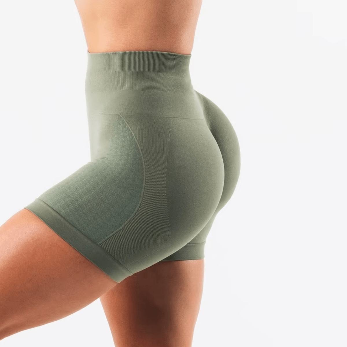 Short sport femme taille haute vert olive, vue de profil, coupe gainante et tissu extensible pour fitness et yoga.

