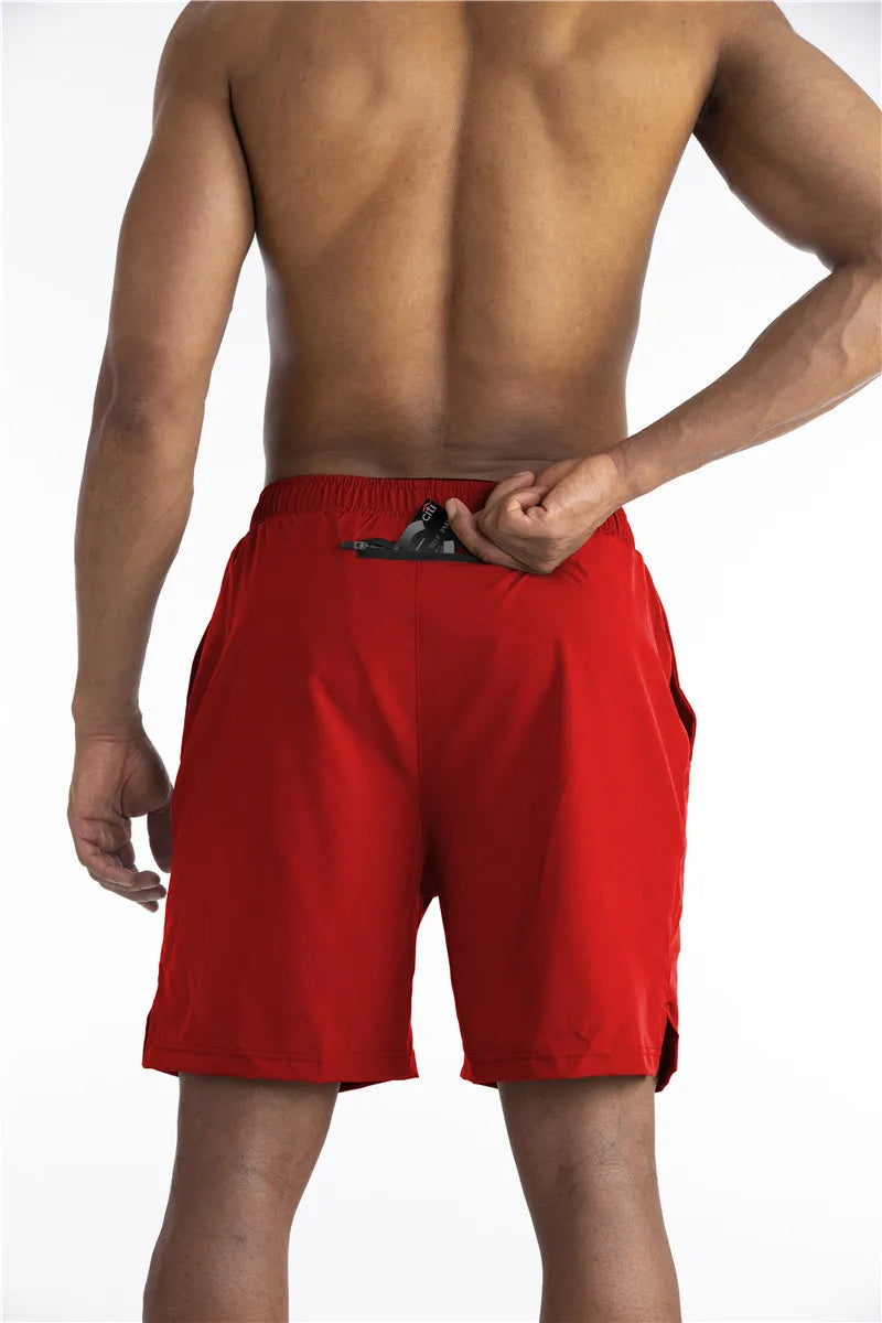 Vue arrière du short de sport homme rouge 2-en-1 avec poche zippée discrète pour ranger des clés ou objets de valeur pendant l’activité physique