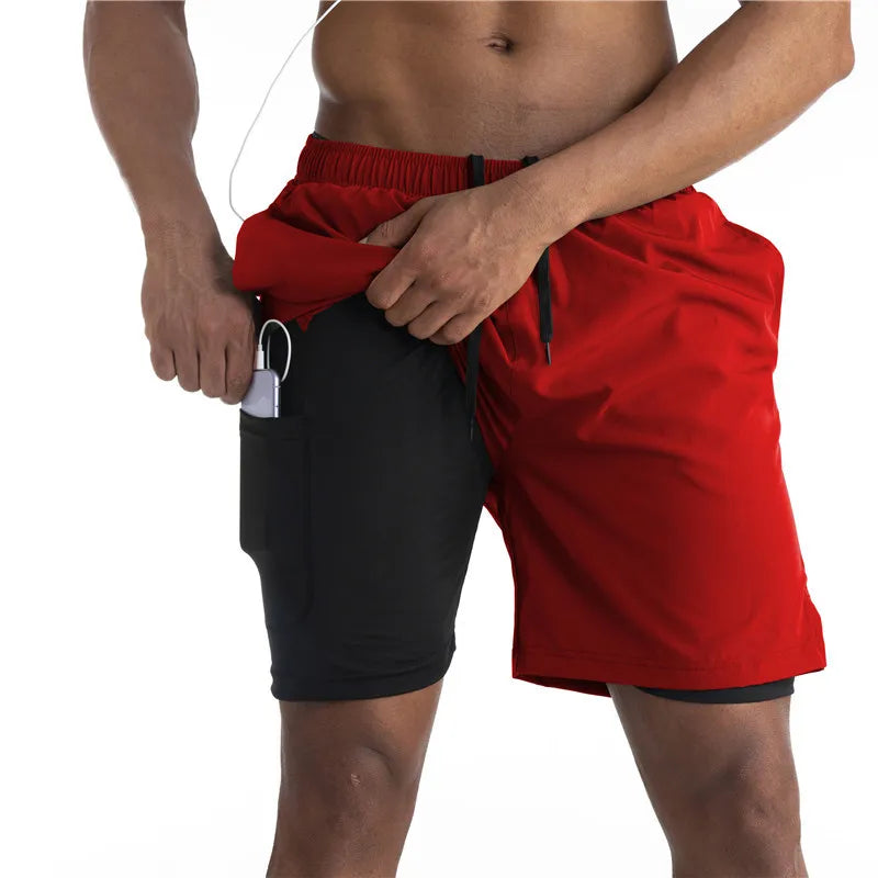 Gros plan sur le short de sport homme rouge 2-en-1, dévoilant la poche intérieure noire intégrée pour ranger un téléphone ou des clés pendant l’entraînement
