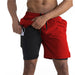 Gros plan sur le short de sport homme rouge 2-en-1, dévoilant la poche intérieure noire intégrée pour ranger un téléphone ou des clés pendant l’entraînement