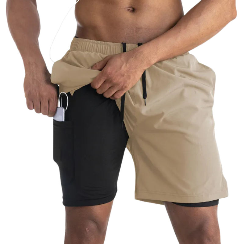 Short de sport 2-en-1 pour homme, coloris beige, avec poche intégrée pour téléphone sur le cuissard intérieur noir, idéal pour l'entraînement