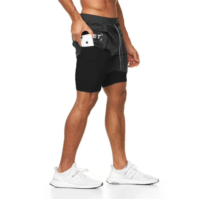 Short sport homme ECET noir – vue latérale avec smartphone dans la poche, conçu pour les sportifs connectés.