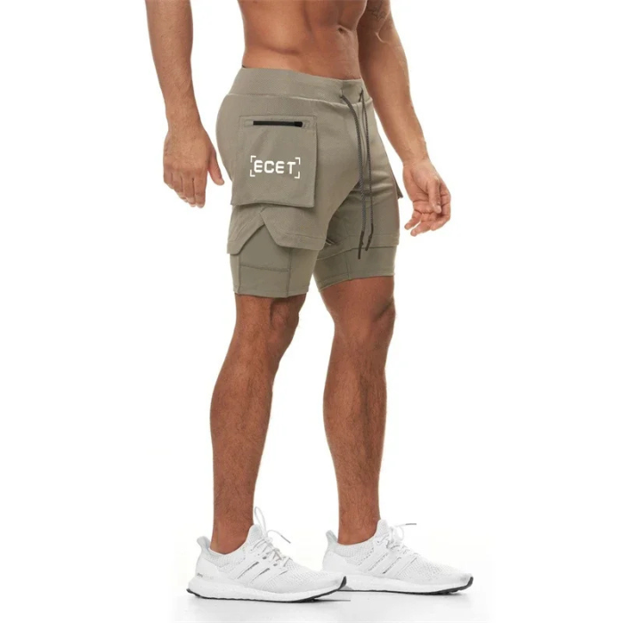 Short sport homme ECET porté de profil – coupe ajustée et logo visible, idéal pour l'entraînement dynamique.