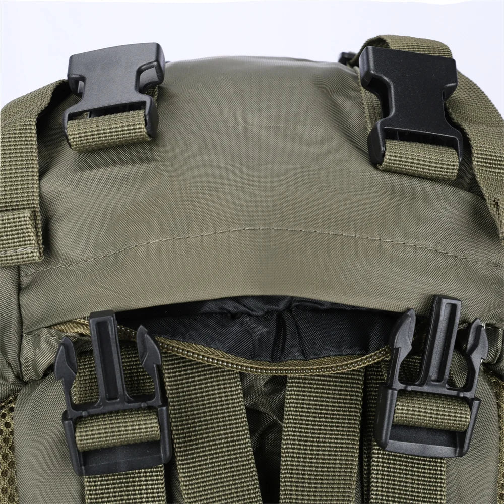Détail du système de fermeture et des sangles réglables du sac à dos randonnée tactique 30-40 litres