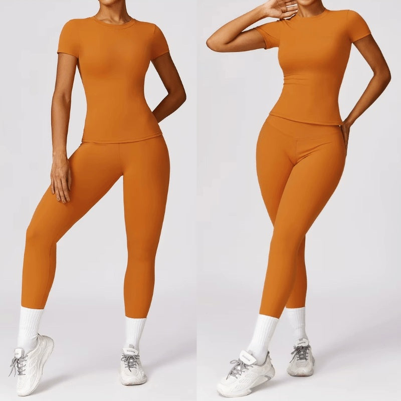 T-shirt fitness femme terracotta chaud porté, maintien léger et liberté de mouvement