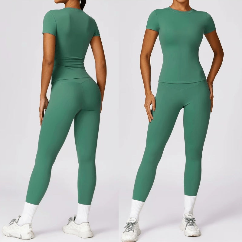 T-shirt fitness femme vert eucalyptus porté, maintien confortable et liberté de mouvement