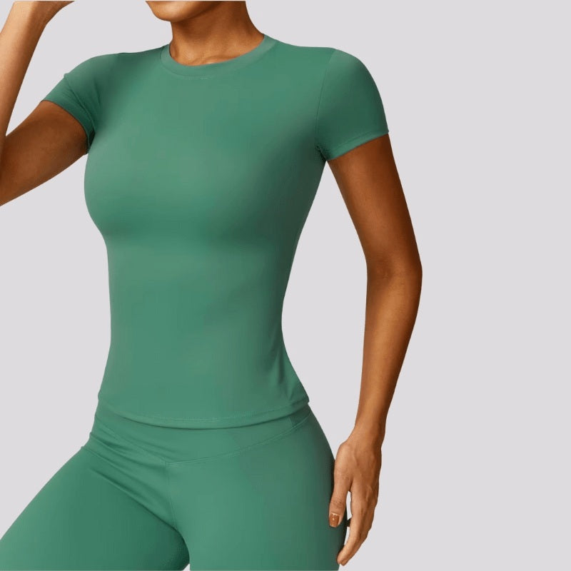 T-shirt fitness femme vert eucalyptus porté, maintien léger et liberté de mouvement