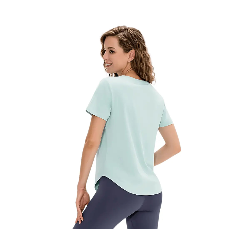 T-shirt de sport pour femme, offrant un design moderne et une fonctionnalité supérieure. Parfait pour vos séances d'entraînement.