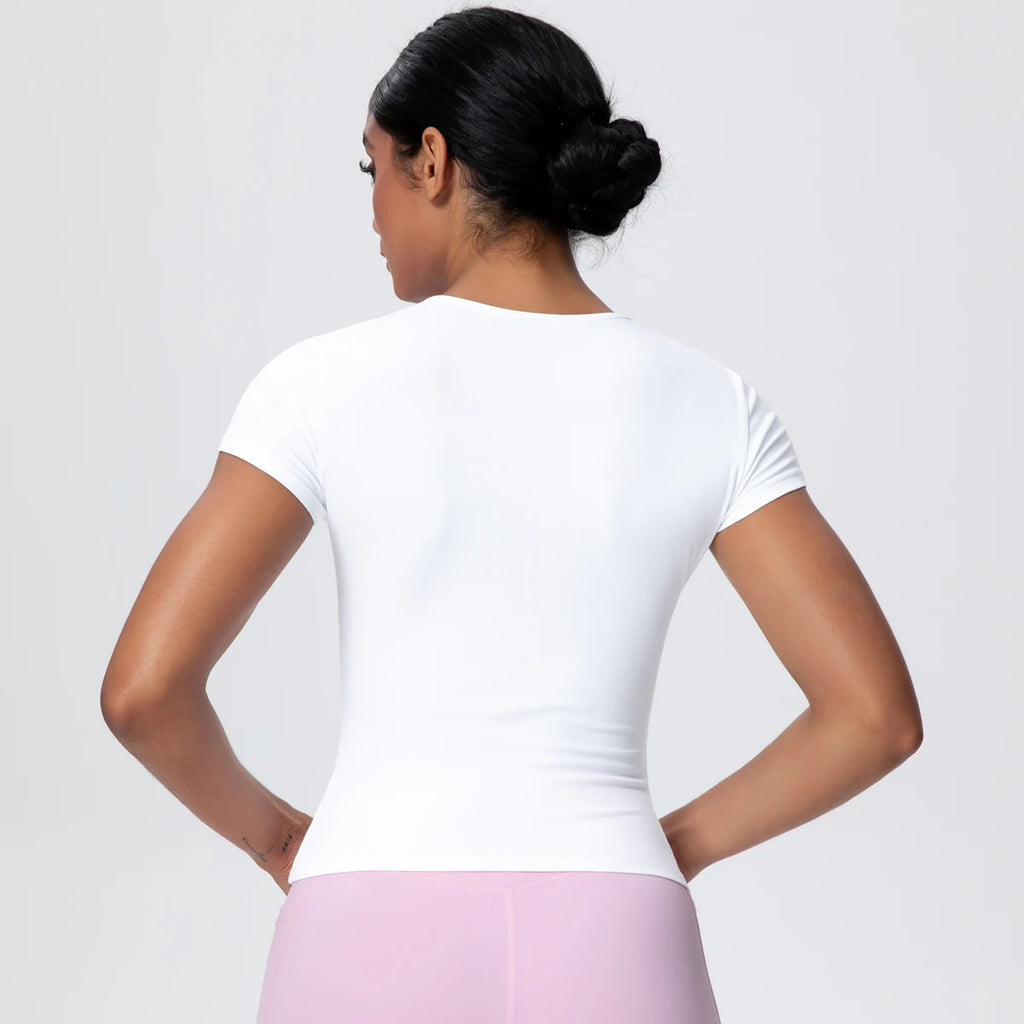 T-shirt de sport femme Arctic Ivory en vue arrière, coupe gainante, tissu respirant et extensible.