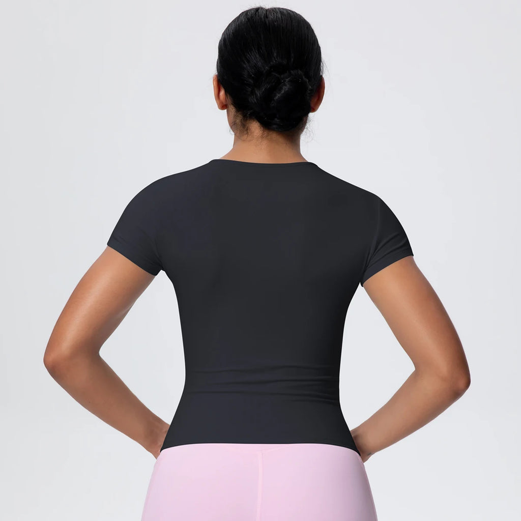 T-shirt de sport femme Carbon Shadow en vue arrière, coupe gainante, tissu respirant et extensible.
