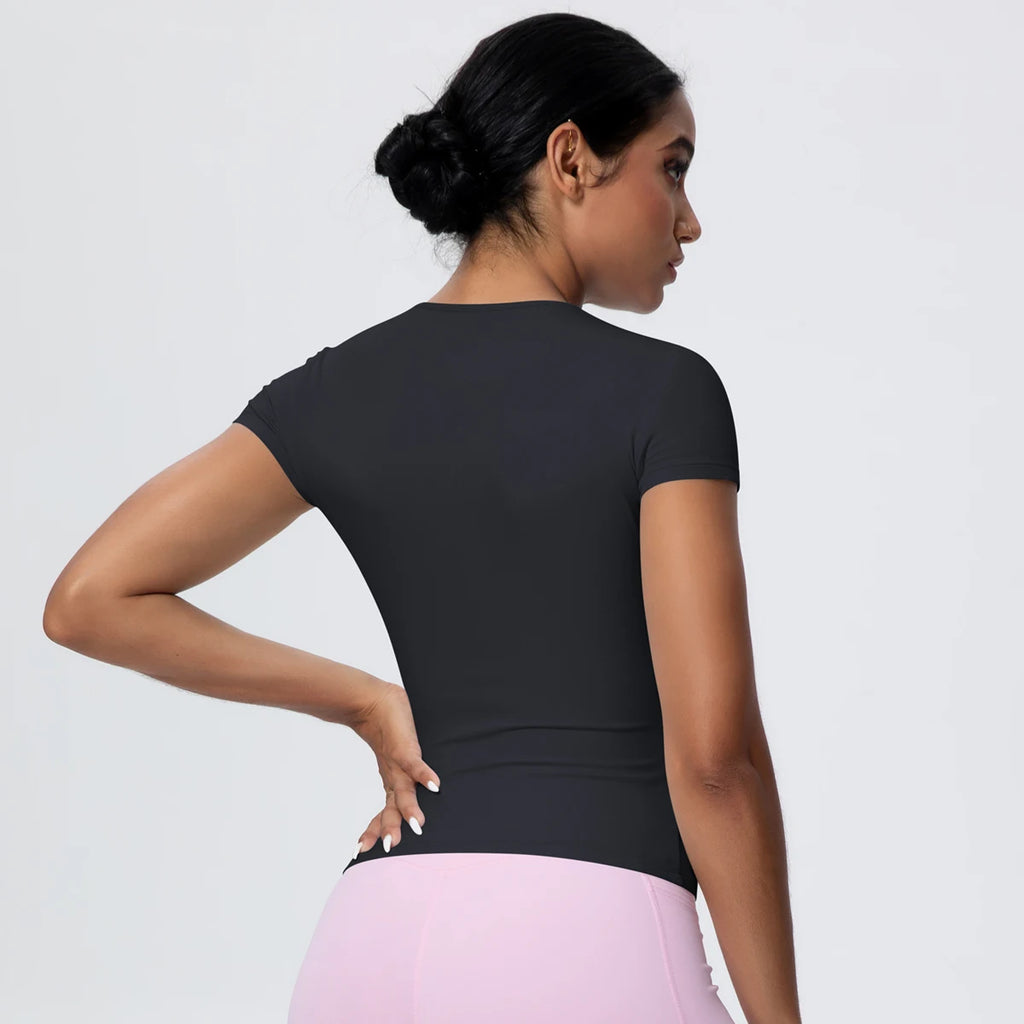 T-shirt de sport femme Carbon Shadow en vue arrière nette, coupe gainante, tissu respirant et extensible.