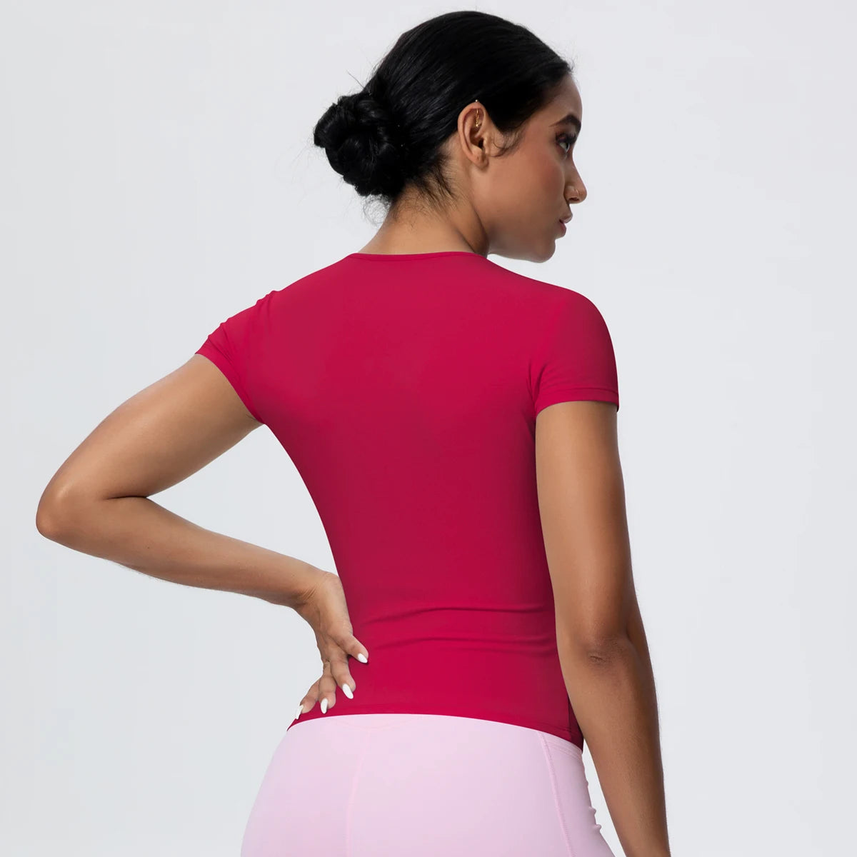T-shirt de sport femme Crimson Pulse en vue arrière inclinée, coupe gainante, tissu respirant et extensible.