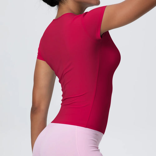 Vue arrière du t-shirt de sport femme Crimson Pulse, coupe gainante, tissu respirant et anti-transpiration.