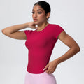 T-shirt de sport femme Crimson Pulse, coupe gainante seconde peau, tissu respirant et anti-transpiration, idéal fitness, running et yoga.