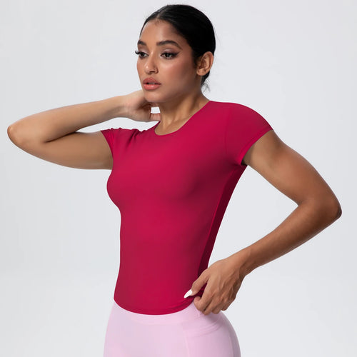 T-shirt de sport femme Crimson Pulse, coupe gainante seconde peau, tissu respirant et anti-transpiration, idéal fitness, running et yoga.