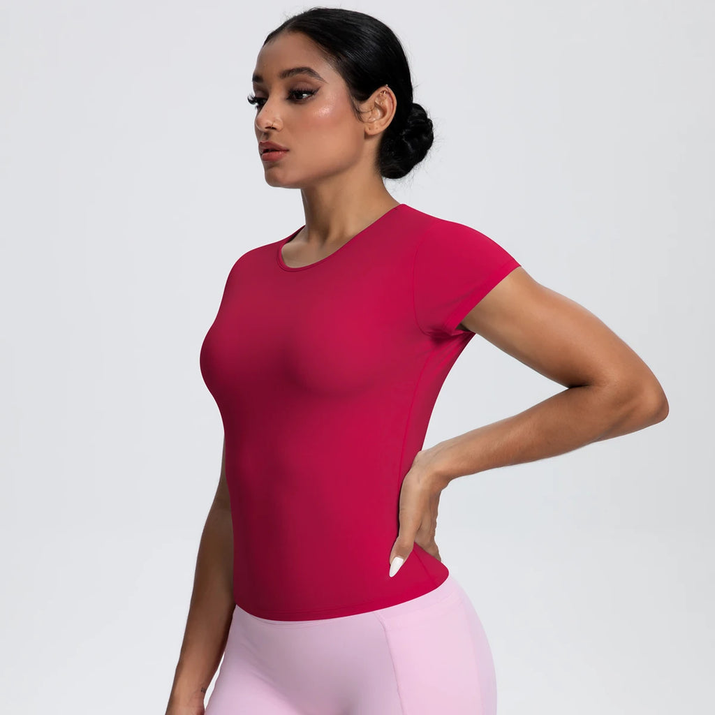 T-shirt de sport femme Crimson Pulse en vue de profil, bras levé, coupe gainante, tissu respirant et extensible.