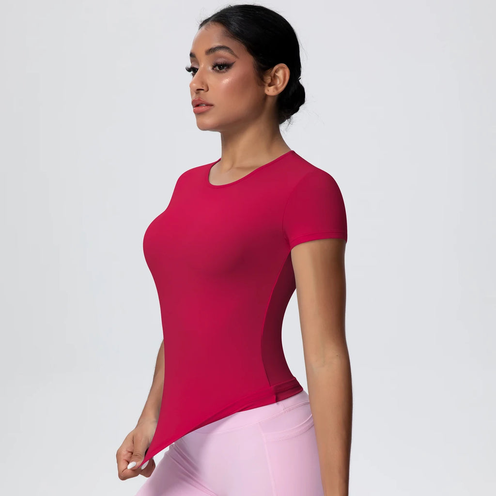 T-shirt de sport femme Crimson Pulse en vue de profil, coupe gainante, tissu respirant et extensible.