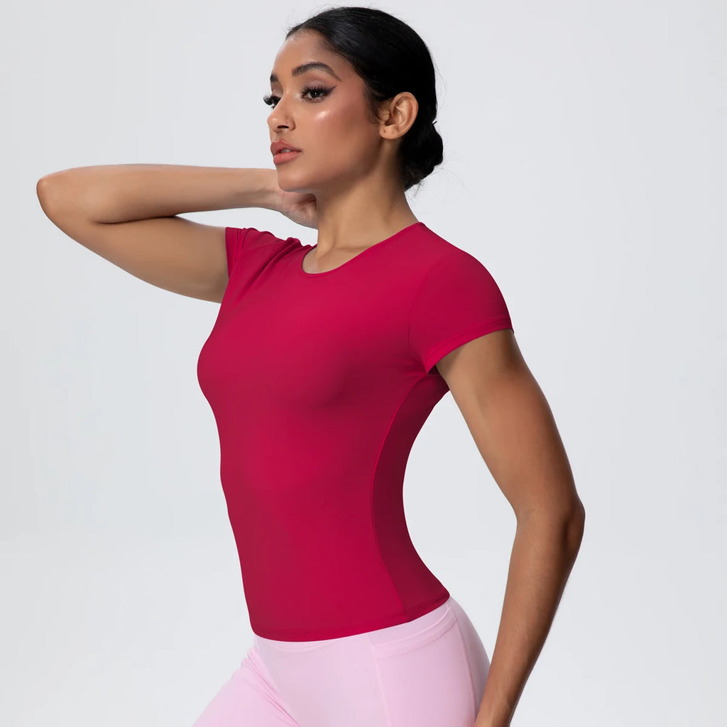T-shirt de sport femme Crimson Pulse en vue de profil haut, coupe gainante, tissu respirant et extensible.