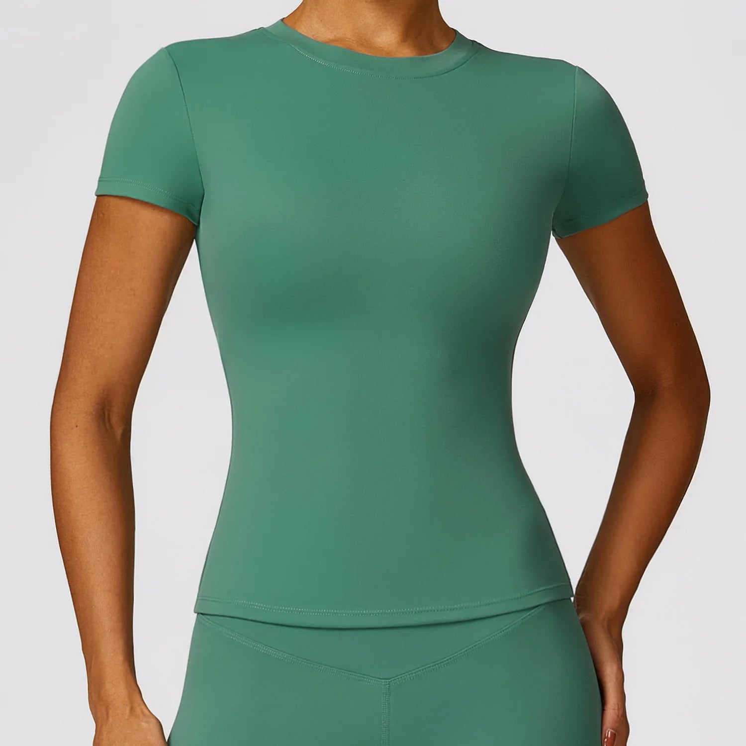 T-shirt sport femme gainant vert eucalyptus, coupe ajustée et respirante