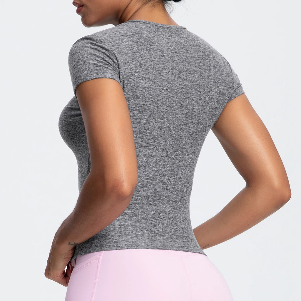 T-shirt de sport femme Gris industriel en vue arrière, coupe gainante, tissu respirant et extensible.