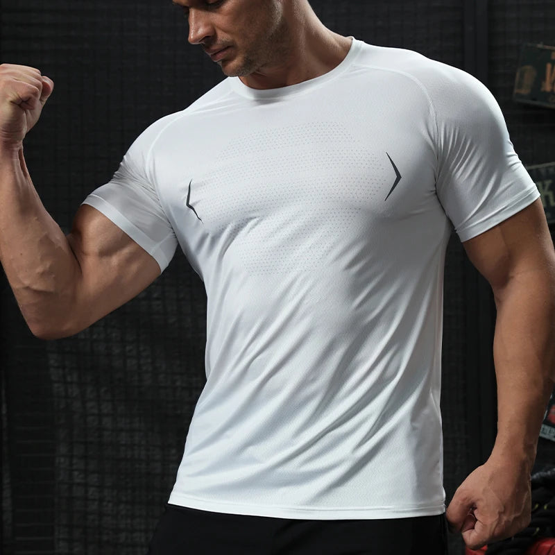 T-shirt de sport homme blanc porté pour musculation et entraînement