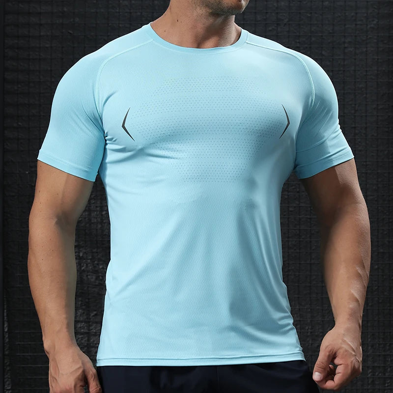 T-shirt de sport homme respirant en tissu léger, détail coupe ajustée