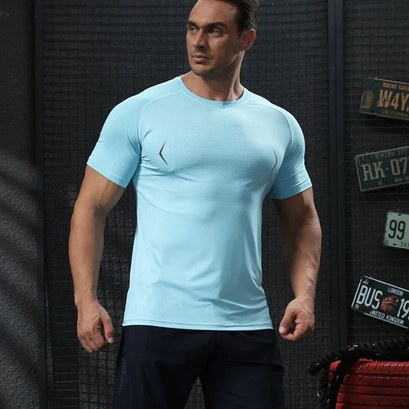 T-shirt de sport homme bleu clair respirant, coupe ajustée, vue de face