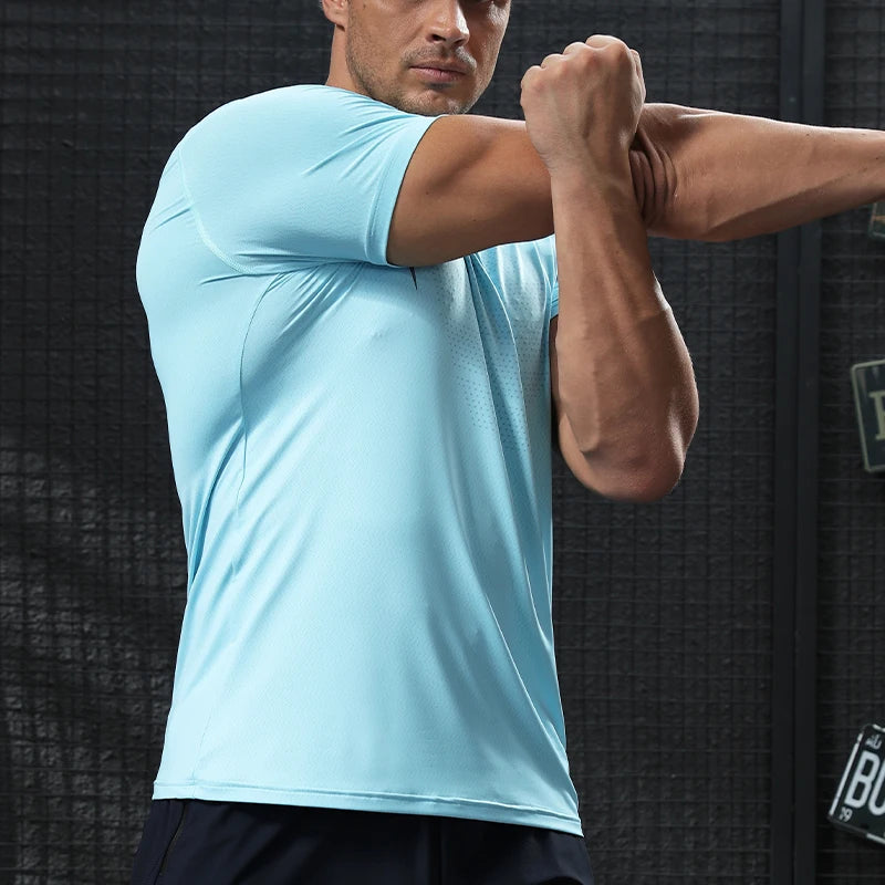 T-shirt de sport homme bleu clair, matière extensible pour entraînement intensif