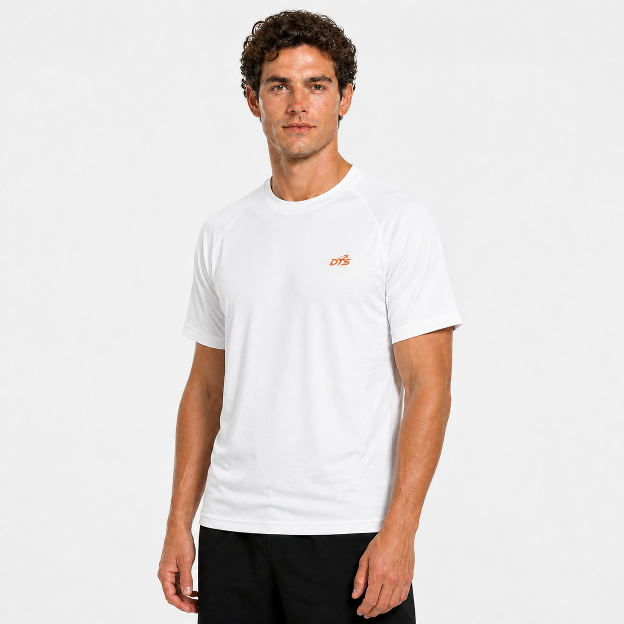 Homme portant le T-shirt de sport DTS blanc avec logo orange, vue de trois-quarts