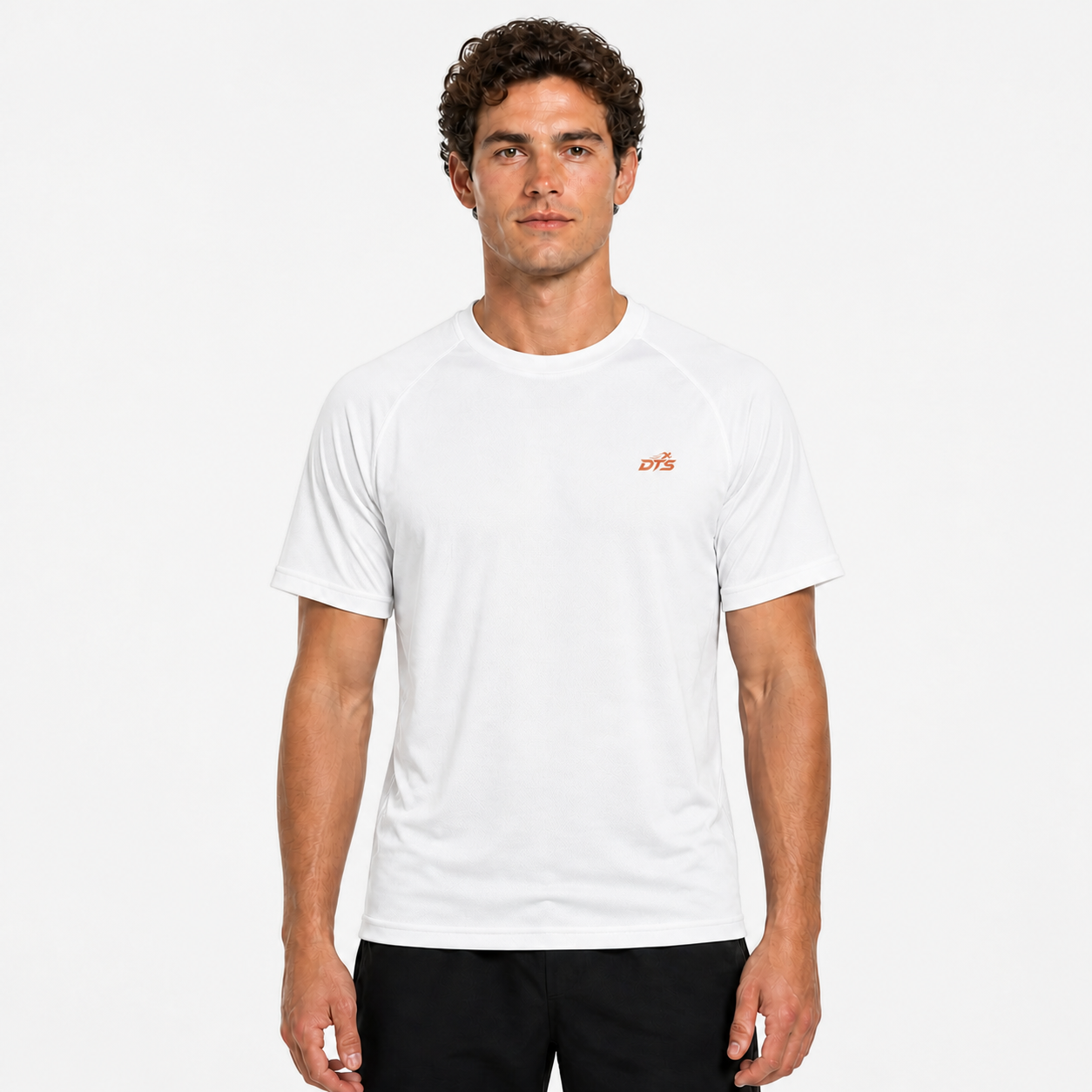Homme portant le T-shirt de sport DTS blanc avec logo orange, vue de face