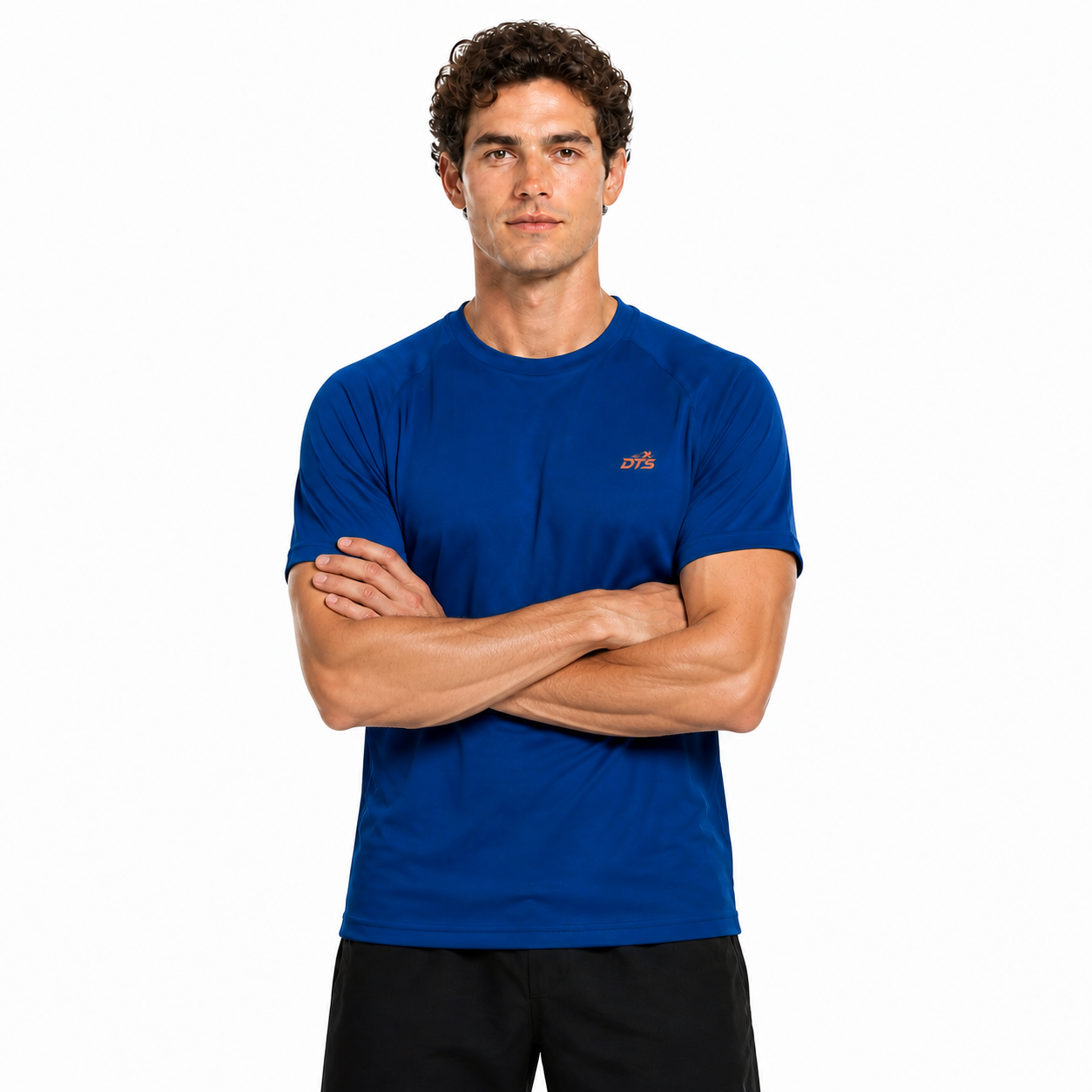 Homme portant le T-shirt de sport DTS bleu royal avec logo orange, bras croisés