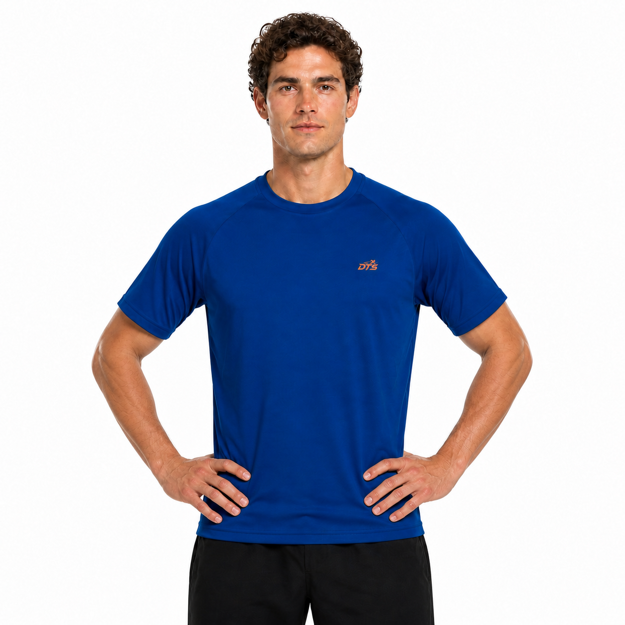 Homme portant le T-shirt de sport DTS bleu royal avec logo orange, mains sur les hanches