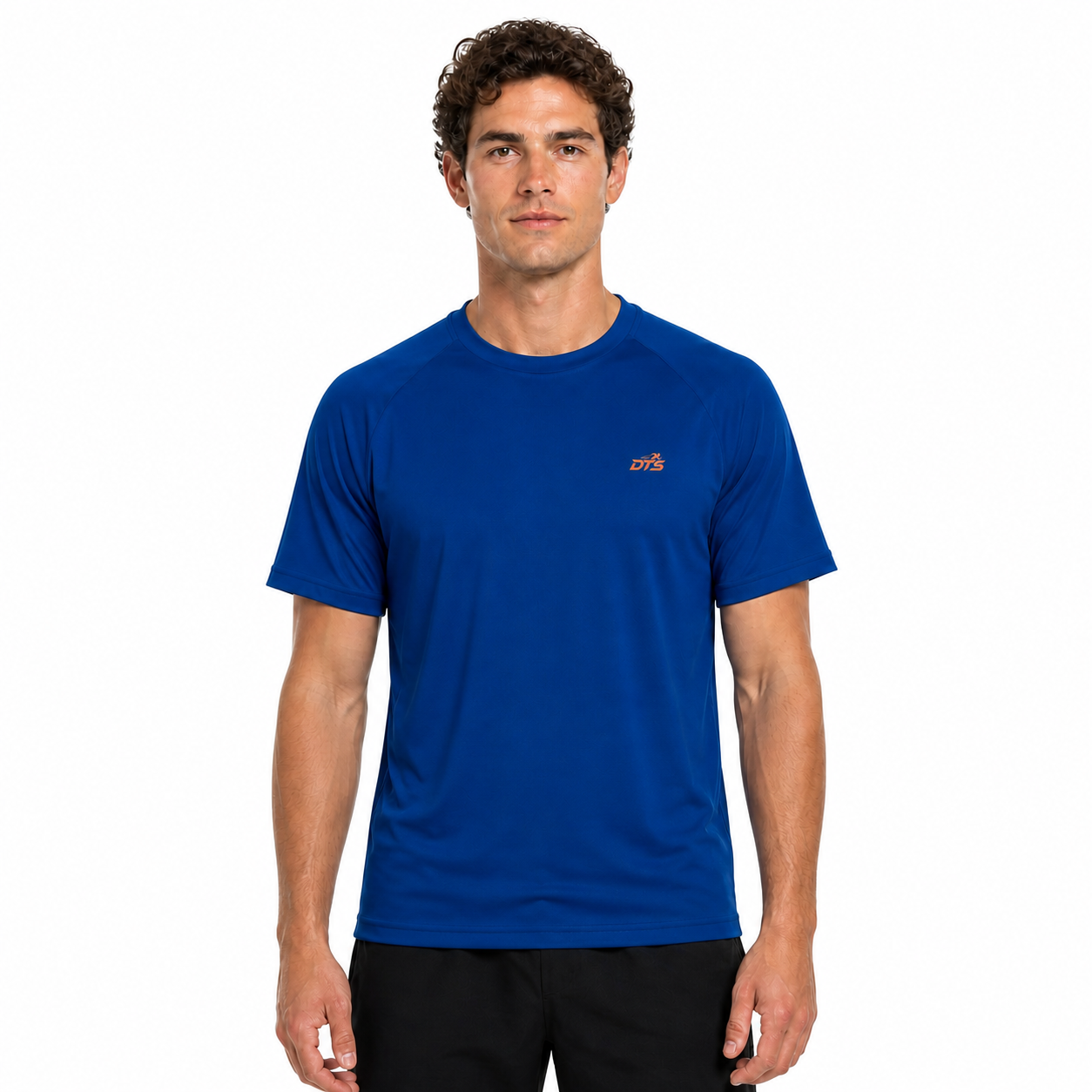 Homme portant le T-shirt de sport DTS bleu royal avec logo orange, vue de face