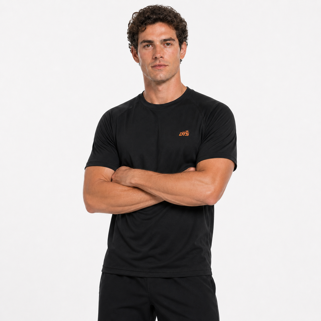 Homme portant le T-shirt de sport DTS noir anthracite, bras croisés