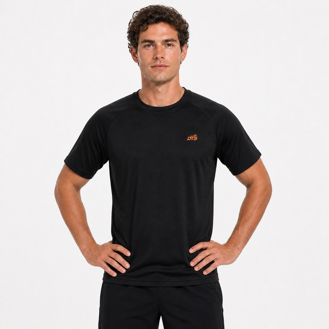 Homme portant le T-shirt technique DTS noir anthracite, mains sur les hanches