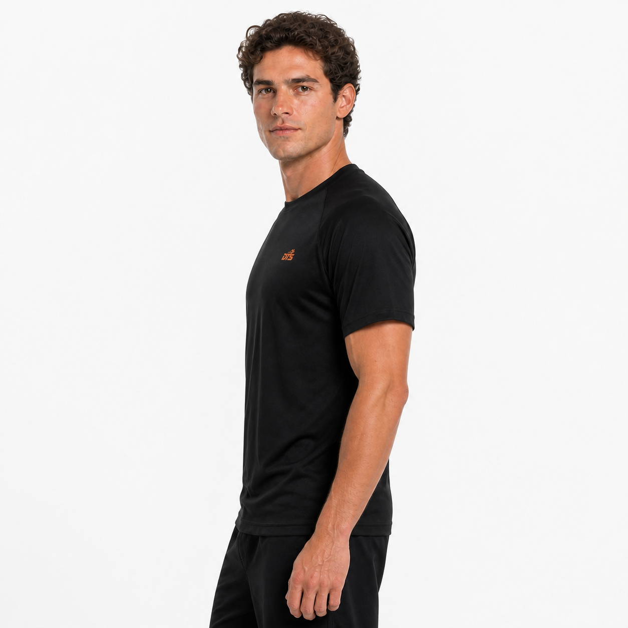 Homme portant le T-shirt de sport DTS noir anthracite, vue de profil