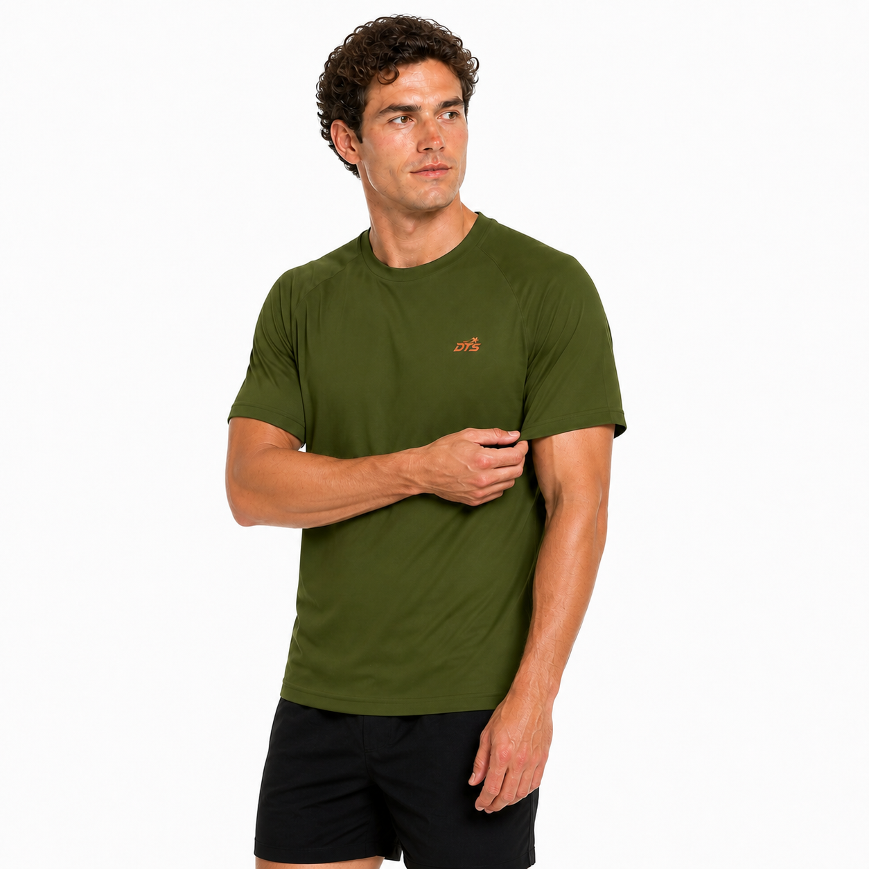 Homme ajustant la manche du T-shirt de sport DTS vert kaki