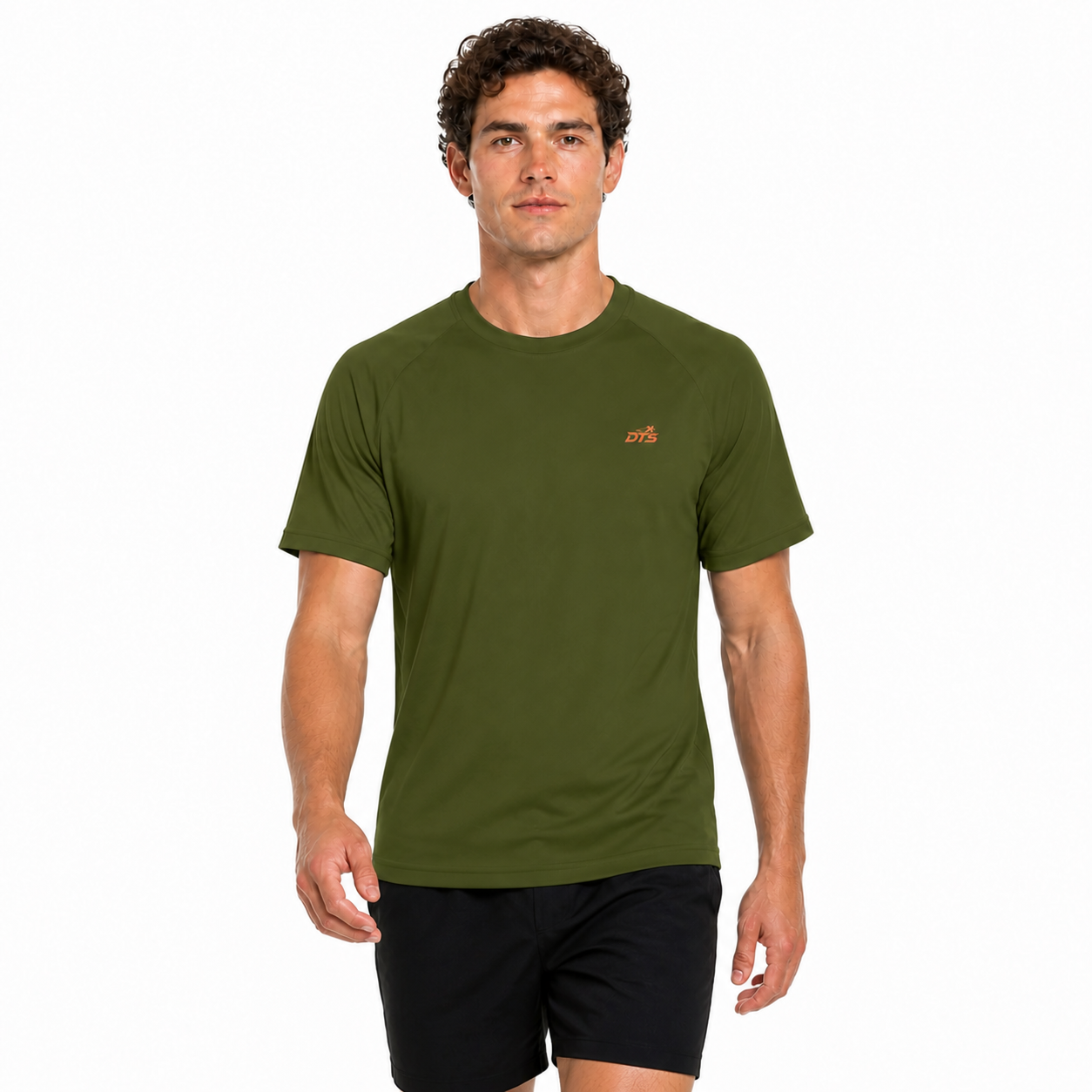 Homme marchant avec le T-shirt de sport DTS vert kaki, vue de face