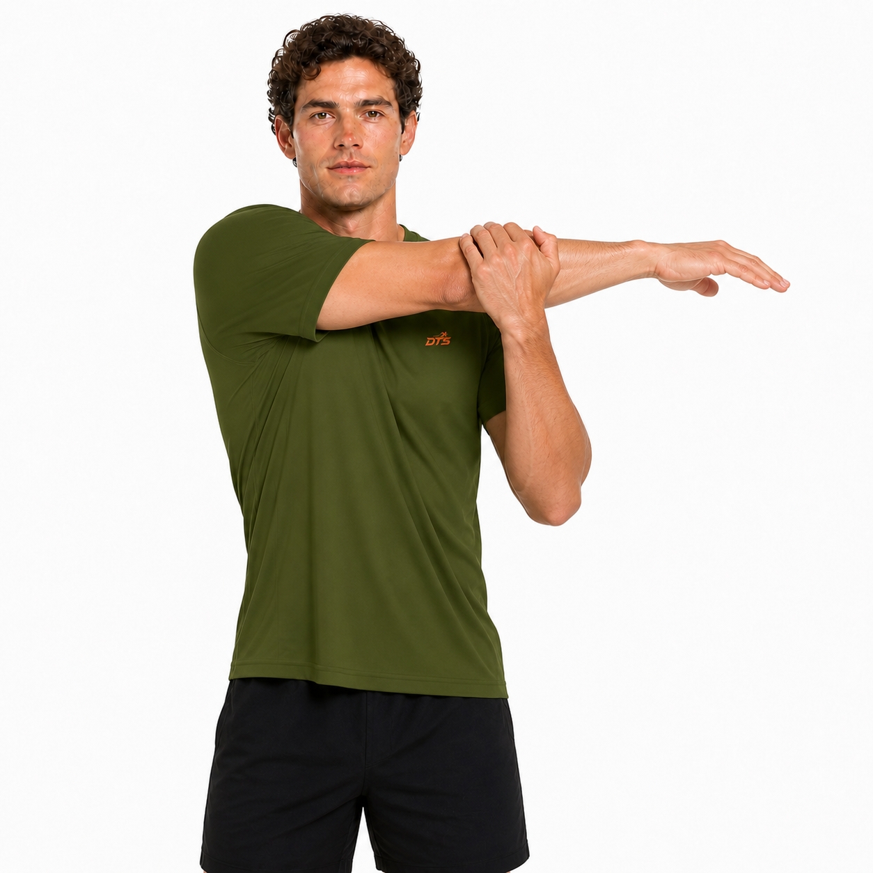 Homme portant le T-shirt de sport DTS vert kaki pendant un étirement des épaules