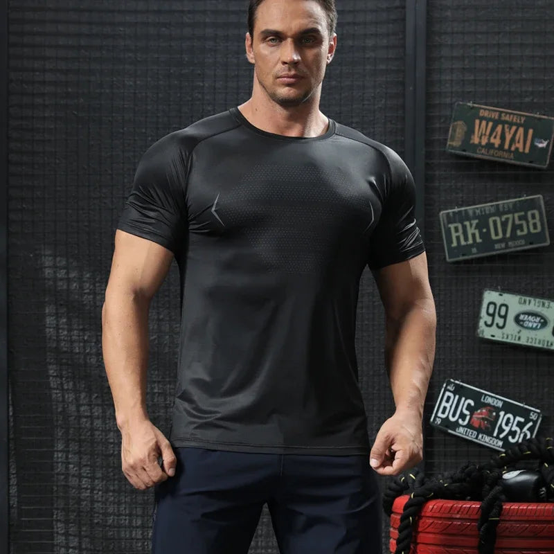 T-shirt de sport homme noir respirant, coupe ajustée, vue de face