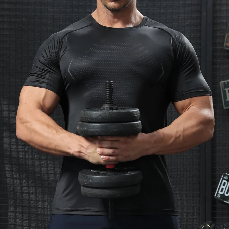 T-shirt de sport homme noir porté pour musculation et entraînement intensif