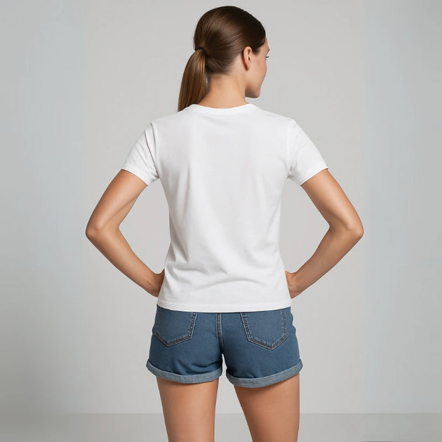 Vue arrière d’un tee-shirt femme blanc porté par mannequin avec short en jean, fond studio gris clair