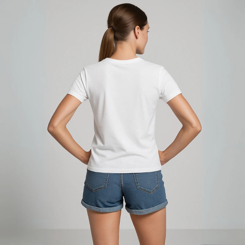 Vue arrière d’un tee-shirt femme blanc porté par mannequin avec short en jean, fond studio gris clair