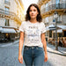 Tee-shirt femme imprimé Paris La Ville Lumière France, mannequin en jean se promenant dans une rue parisienne ensoleillée