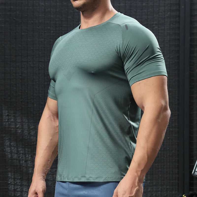 T-shirt sportif homme vert kaki porté de profil, tissu stretch offrant liberté de mouvement
